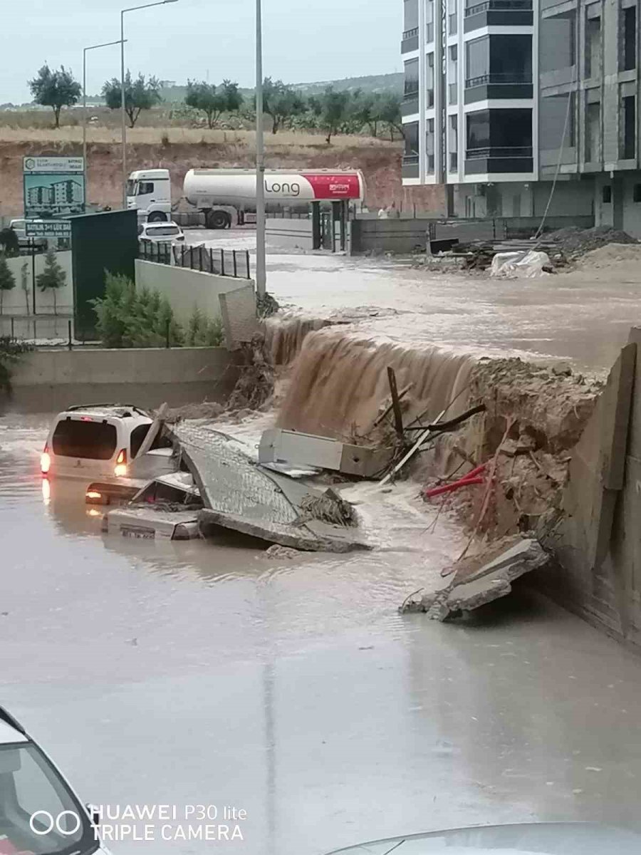 Mersin’de Yağmur Etkili Oldu, Onlarca Araç Sular İçinde Kaldı