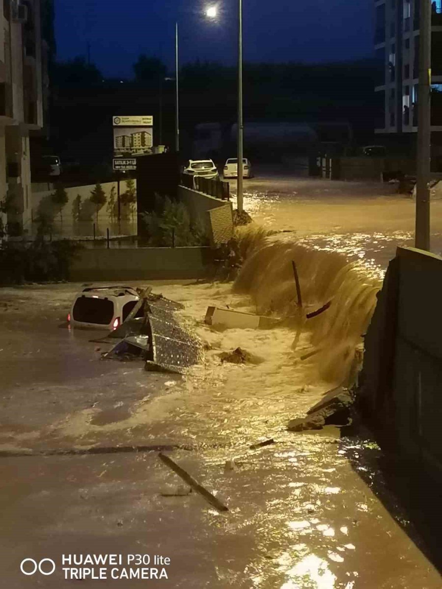 Mersin’de Yağmur Etkili Oldu, Onlarca Araç Sular İçinde Kaldı