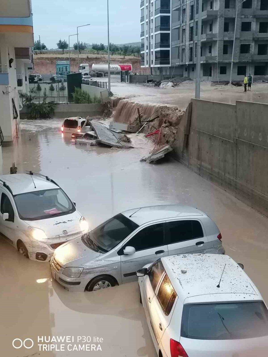 Mersin’de Yağmur Etkili Oldu, Onlarca Araç Sular İçinde Kaldı