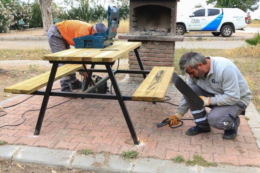 Büyükşehir Lara Birlik Halk Plajındaki Bankları Yeniledi