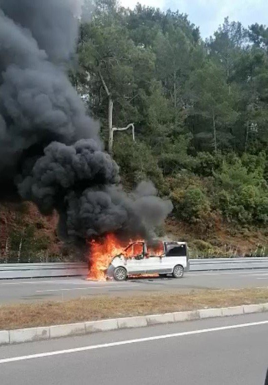 Antalya’da Seyir Halindeki Araç Alev Alev Yandı