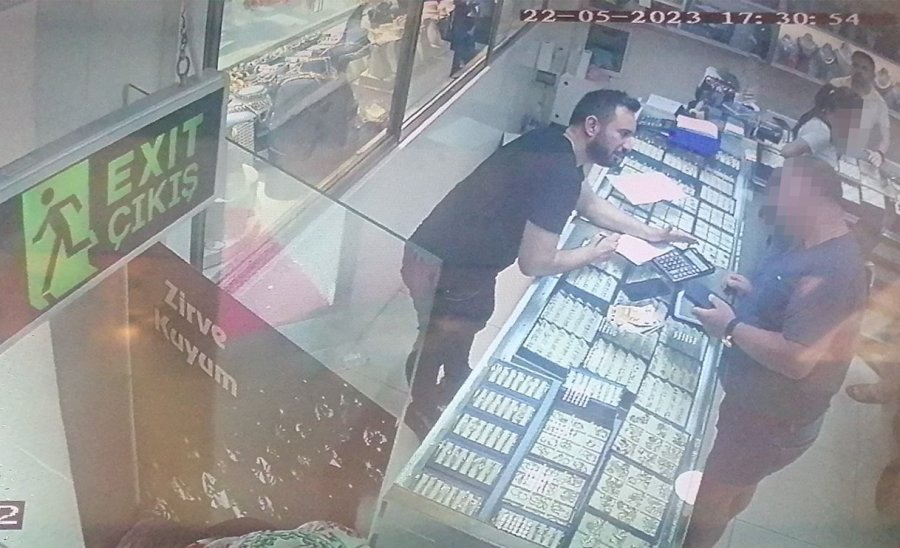 Turiste 5 Gram Yerine 50 Gram Altın Verdiğini Fark Etti, Soluğu Polis Merkezinde Aldı