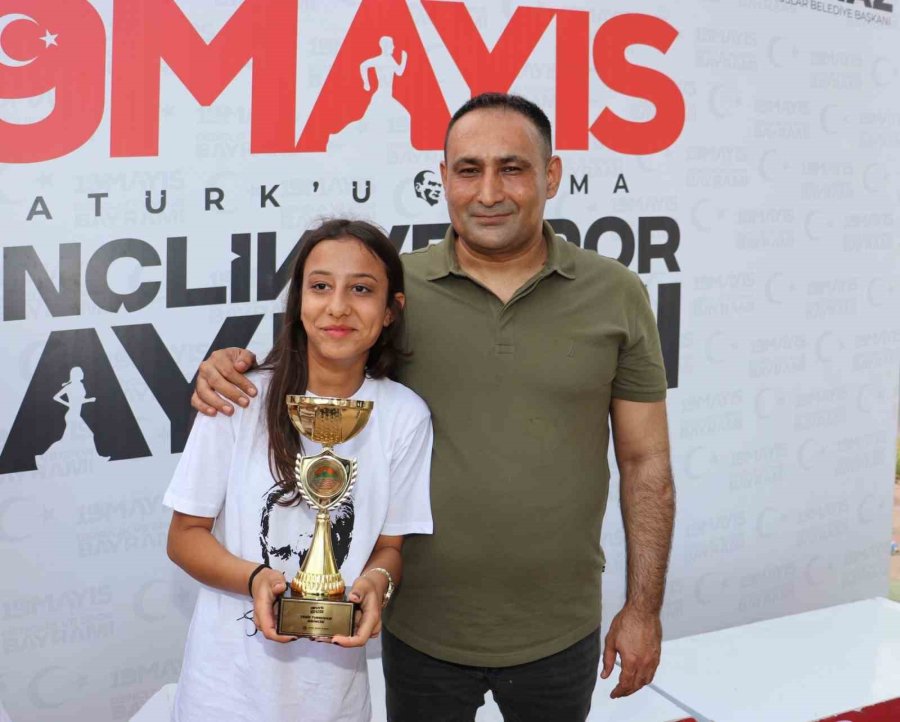 Toroslar Belediyesinin Tenis Turnuvasında Ödüller Sahiplerini Buldu