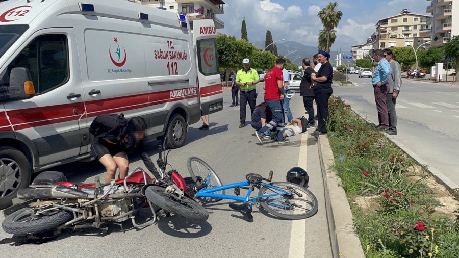 Genç Kız, Kazada Yaralanan 9 Yaşındaki Çocuğun Yanından Bir An Olsun Ayrılmadı