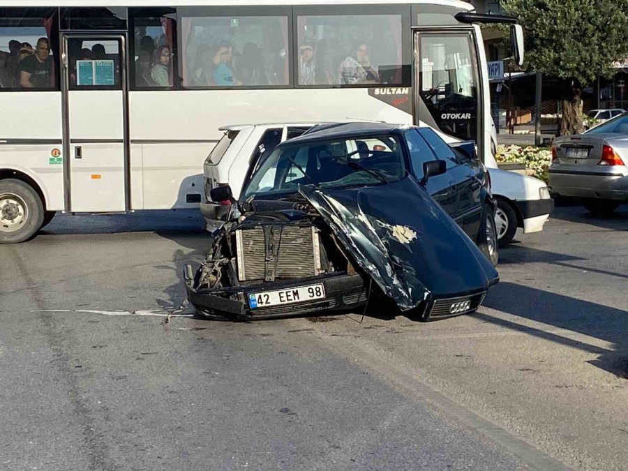 Antalya’da Servis Aracı Otomobille Çarpıştı: 12 Yaralı