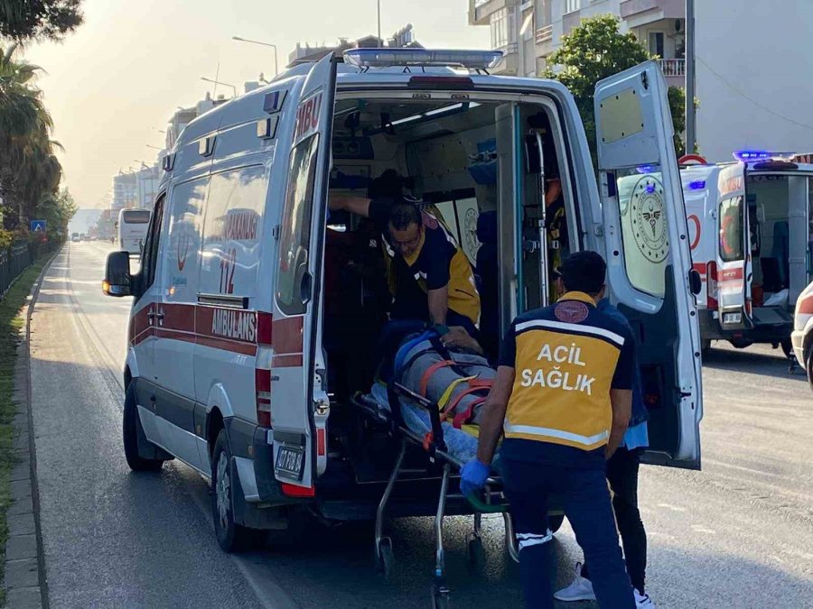 Antalya’da Servis Aracı Otomobille Çarpıştı: 12 Yaralı