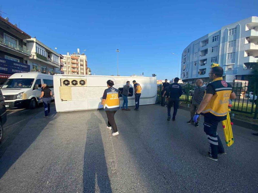 Antalya’da Servis Aracı Otomobille Çarpıştı: 12 Yaralı