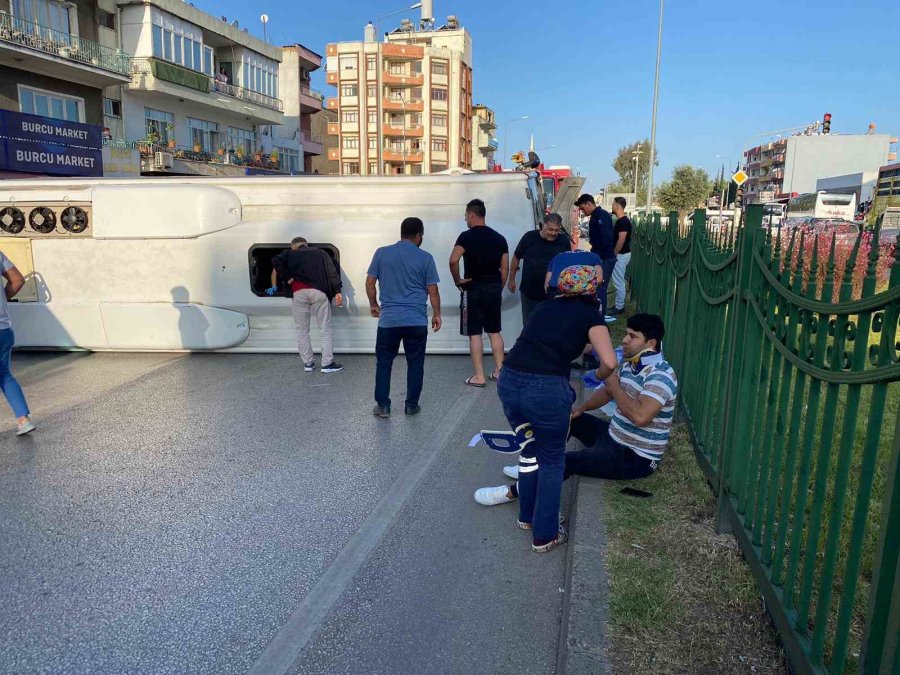 Antalya’da Servis Aracı Otomobille Çarpıştı: 12 Yaralı