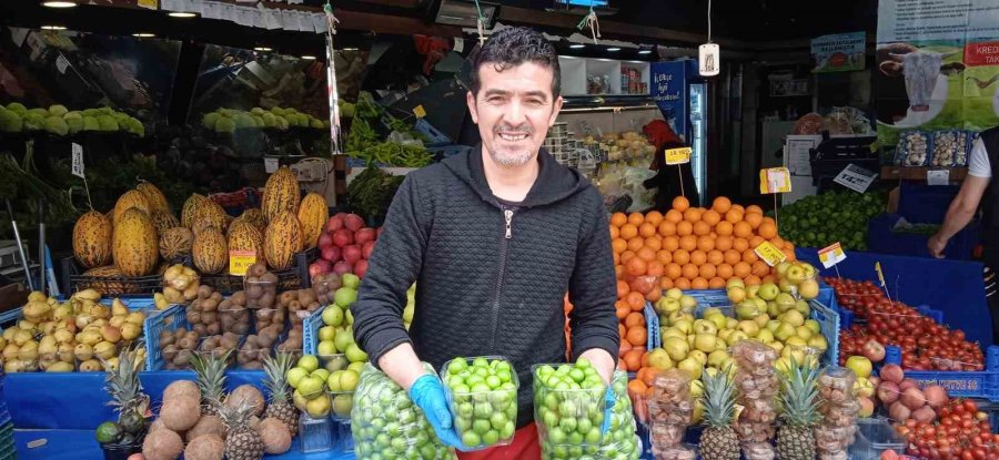 Manavda Tezgâhların Gözdesi Papaz Eriği