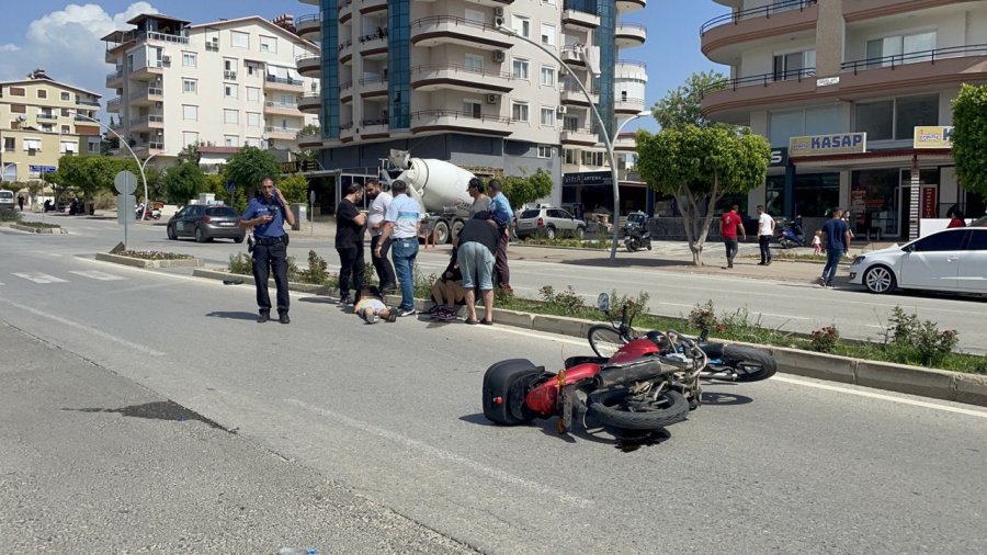 Genç Kız, Kazada Yaralanan 9 Yaşındaki Çocuğun Yanından Bir An Olsun Ayrılmadı