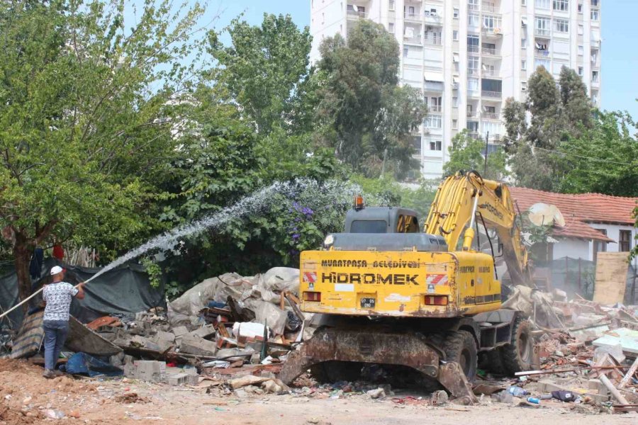 Mahalleliyi İsyan Ettiren Metruk Çöp Ev, Belediye Ekiplerince Yıkıldı