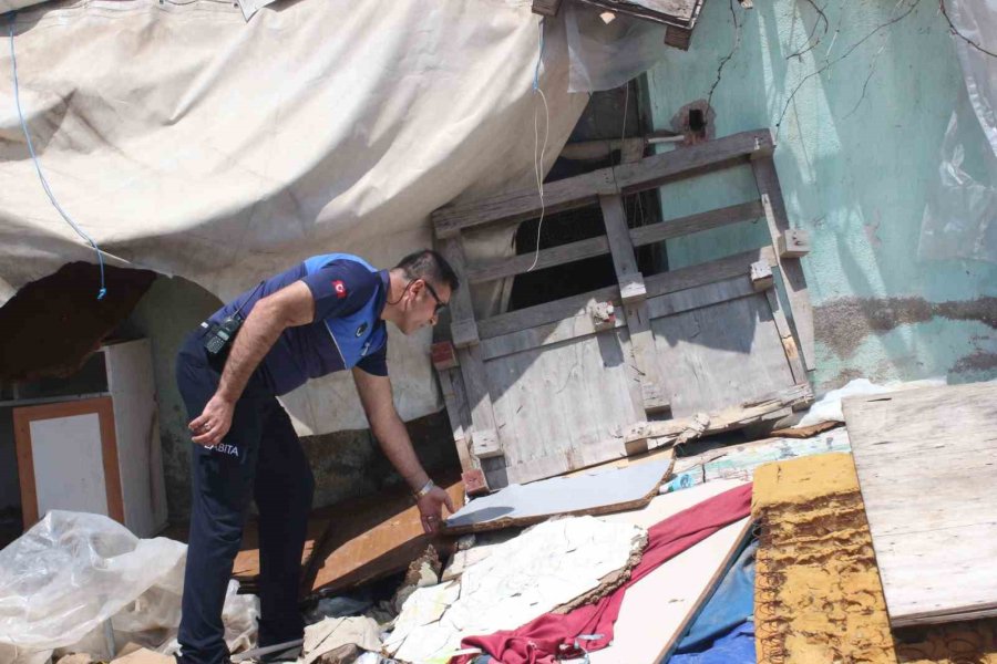 Mahalleliyi İsyan Ettiren Metruk Çöp Ev, Belediye Ekiplerince Yıkıldı