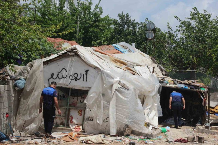 Mahalleliyi İsyan Ettiren Metruk Çöp Ev, Belediye Ekiplerince Yıkıldı