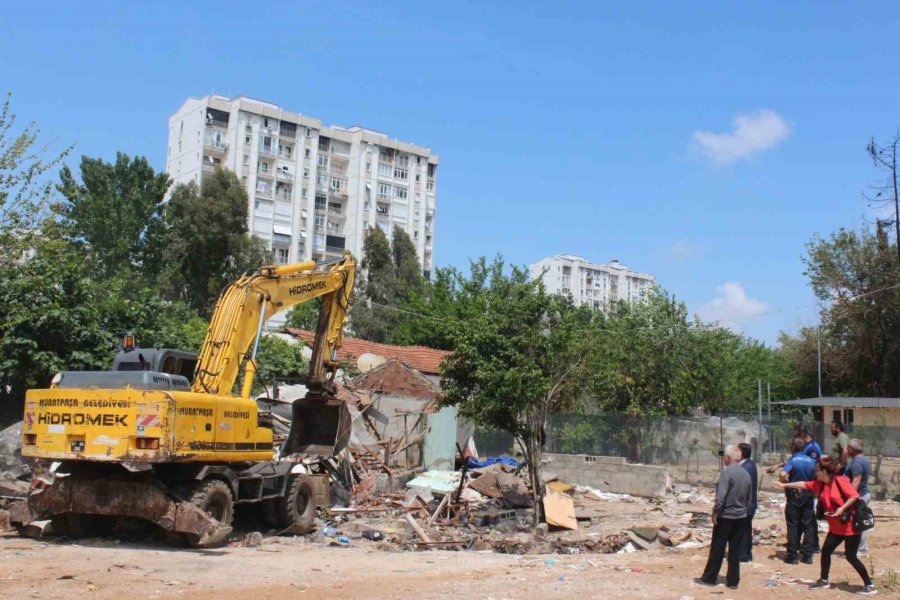 Mahalleliyi İsyan Ettiren Metruk Çöp Ev, Belediye Ekiplerince Yıkıldı