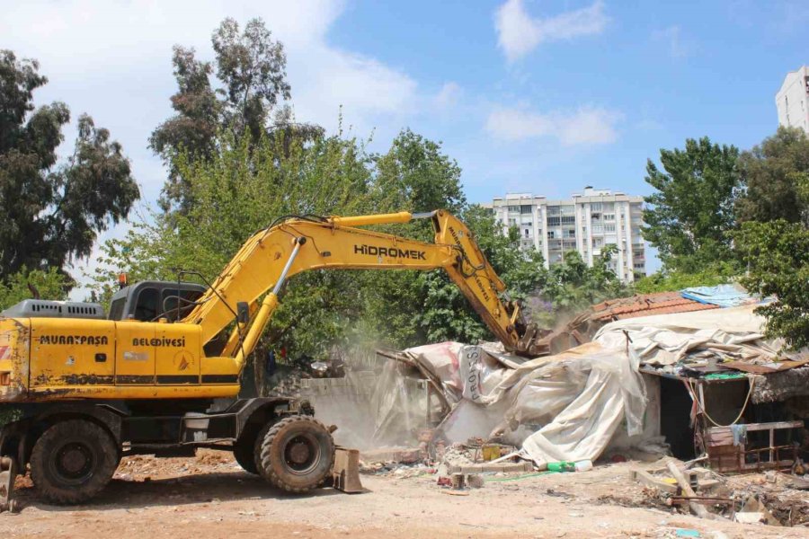 Mahalleliyi İsyan Ettiren Metruk Çöp Ev, Belediye Ekiplerince Yıkıldı