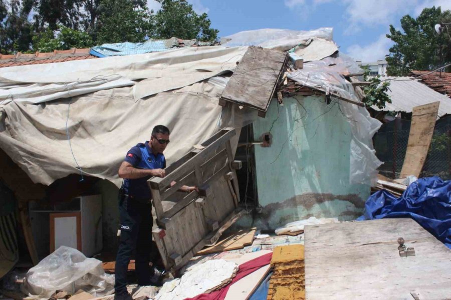 Mahalleliyi İsyan Ettiren Metruk Çöp Ev, Belediye Ekiplerince Yıkıldı