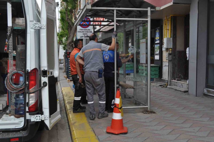 Otobüs Durağı Vandalların Hedefi Oldu