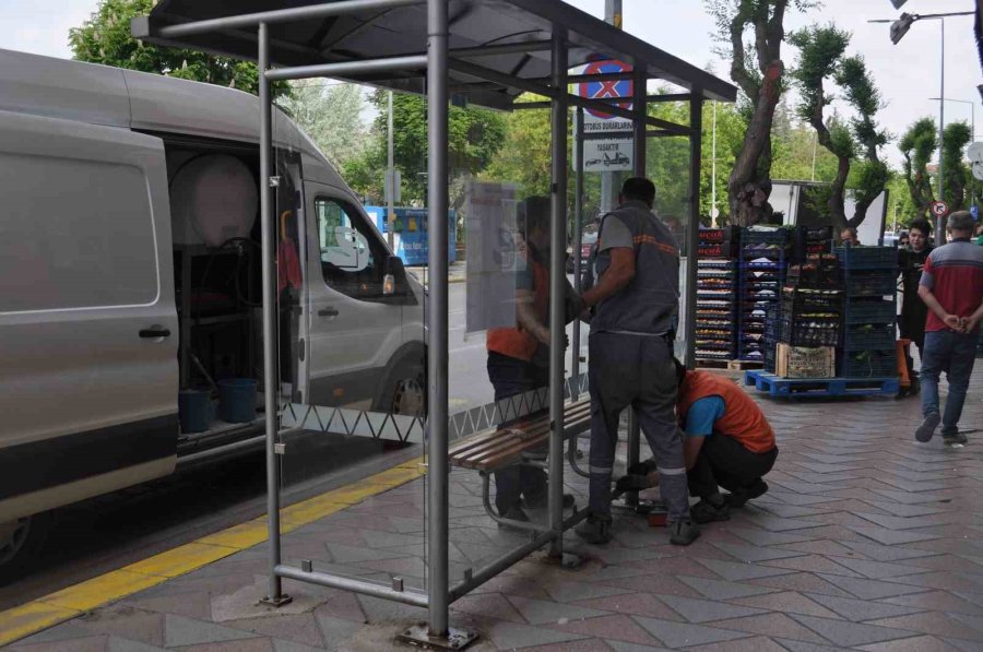 Otobüs Durağı Vandalların Hedefi Oldu