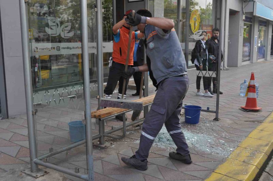 Otobüs Durağı Vandalların Hedefi Oldu