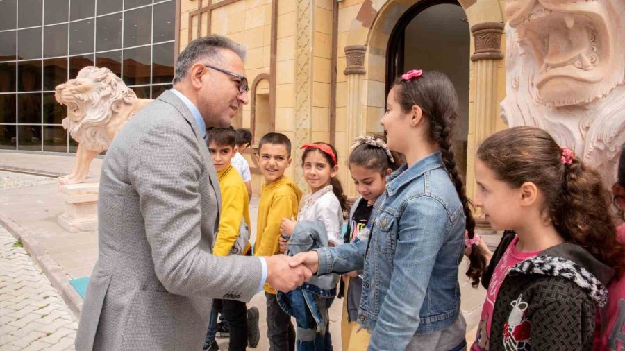 Öğrenciler, Selçuk Üniversitesi Müzesini Gezdi