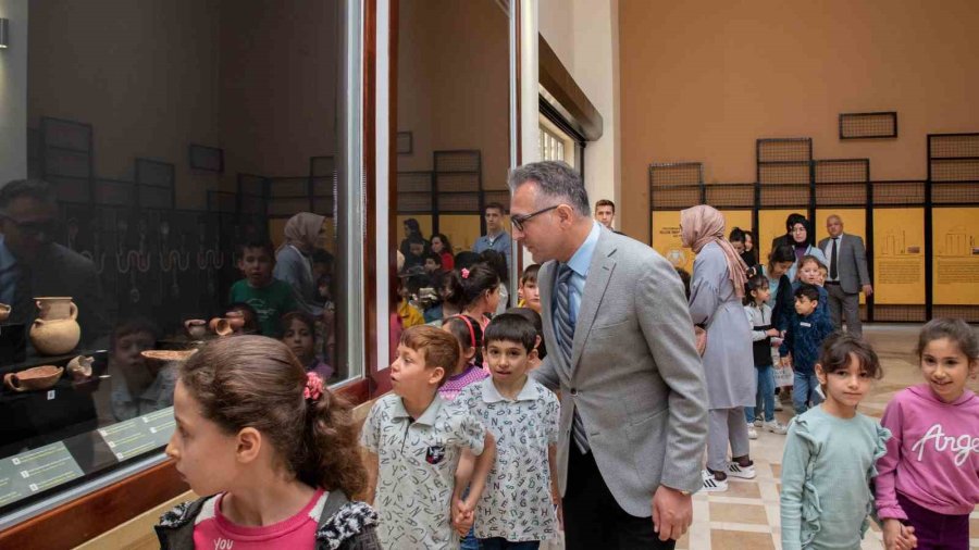 Öğrenciler, Selçuk Üniversitesi Müzesini Gezdi