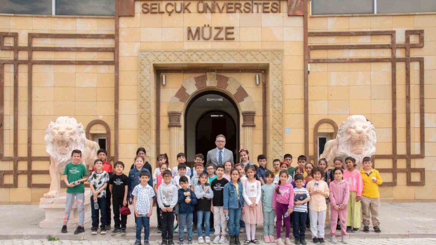 Öğrenciler, Selçuk Üniversitesi Müzesini Gezdi