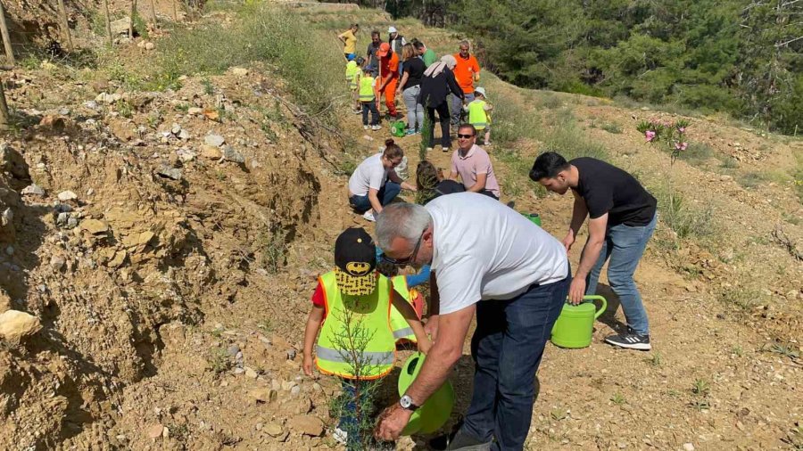 Antalya’da “izmarit Değil Tohum At” Sloganıyla Tohum, Fide Ve Fidan Dikimi Gerçekleştirildi