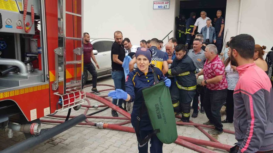 Yangında Binada Mahsur Kalıp Bayılan Genç Kızı İtfaiye Kurtardı