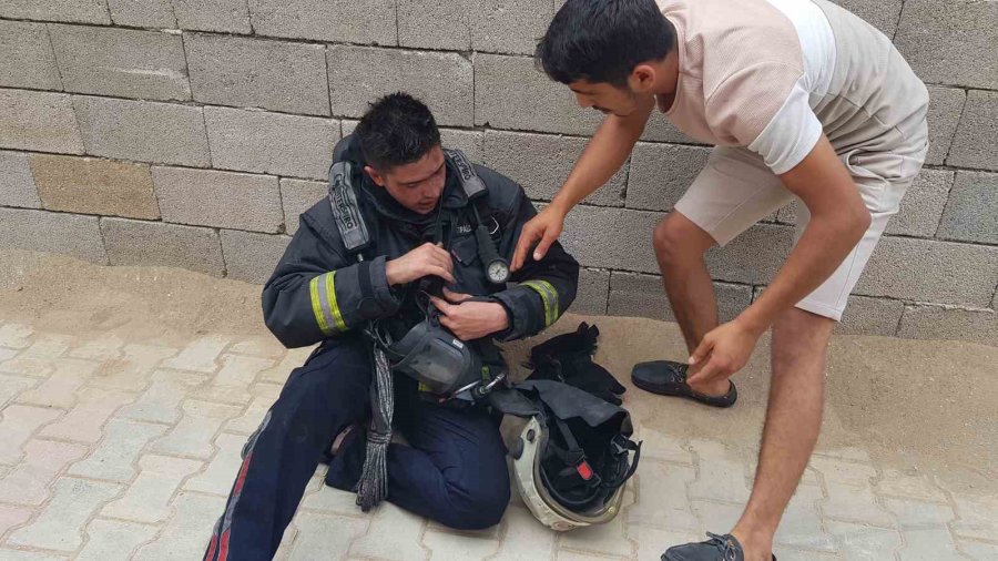 Yangında Binada Mahsur Kalıp Bayılan Genç Kızı İtfaiye Kurtardı