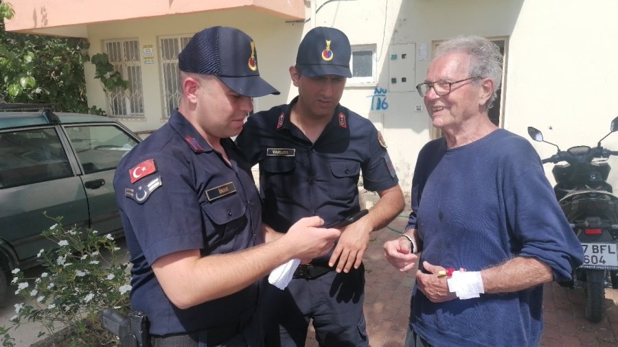 Kolunda Açılmış Damar Yoluyla Hastaneden Kaçan Turist Jandarmayı Alarma Geçirdi