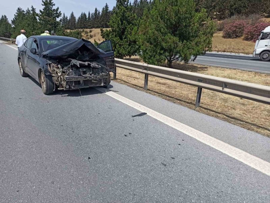 Otomobil Refüje Çarptı, Sürücü Yaralandı