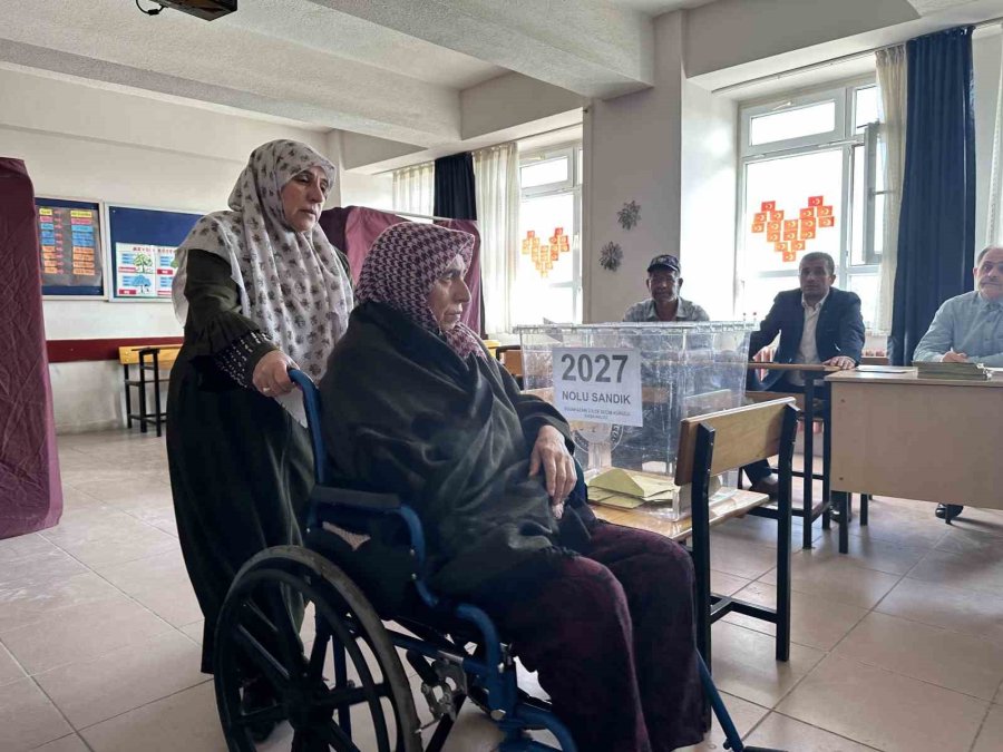 Şehit Eşi Tekerlekli Sandalye İle Sandık Başına Taşındı