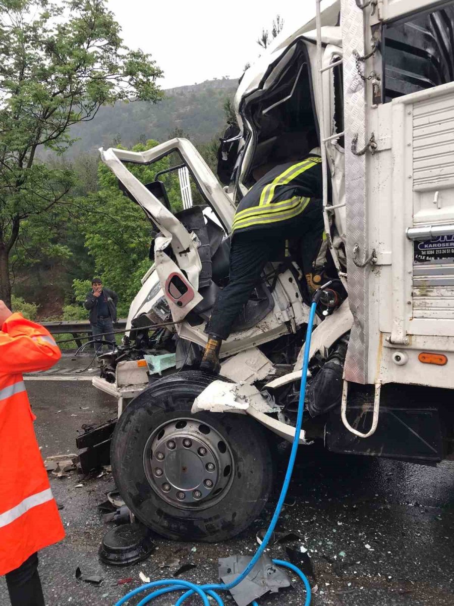 Tarsus’ta Trafik Kazasında 5 Kişi Yaralandı