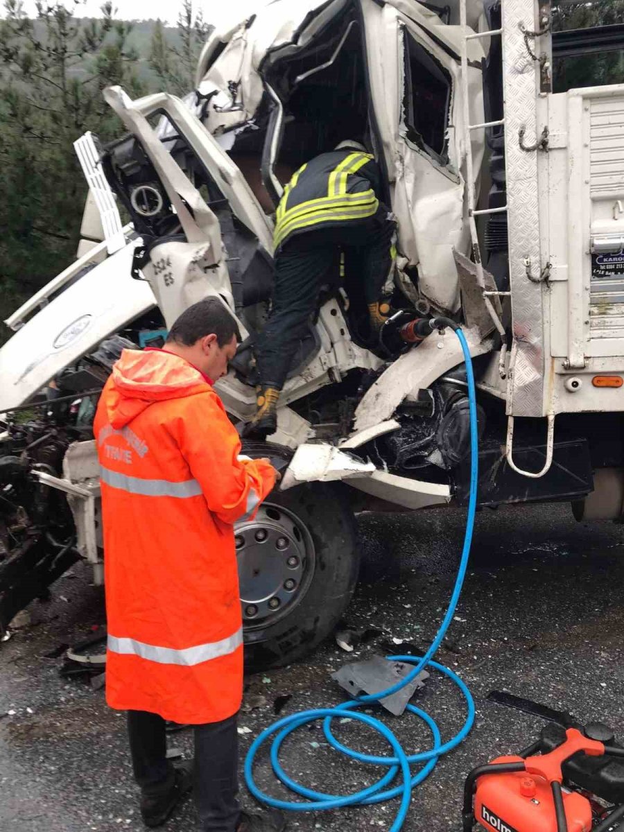 Tarsus’ta Trafik Kazasında 5 Kişi Yaralandı