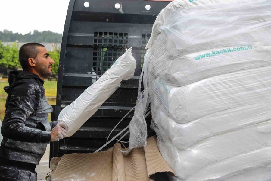 Büyükşehir Çiftçiye Kaolin Kili Dağıttı