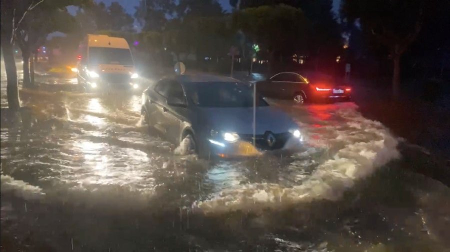 Antalya’da Şiddetli Yağmurda Araçlar Yolda Kaldı