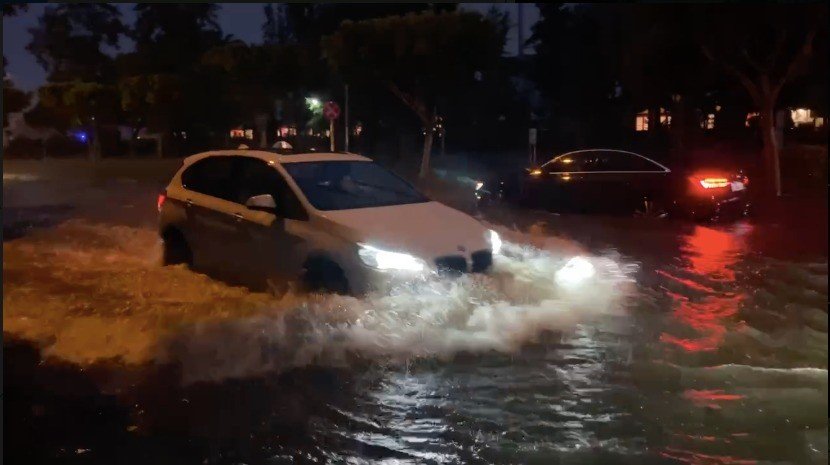 Antalya’da Şiddetli Yağmurda Araçlar Yolda Kaldı