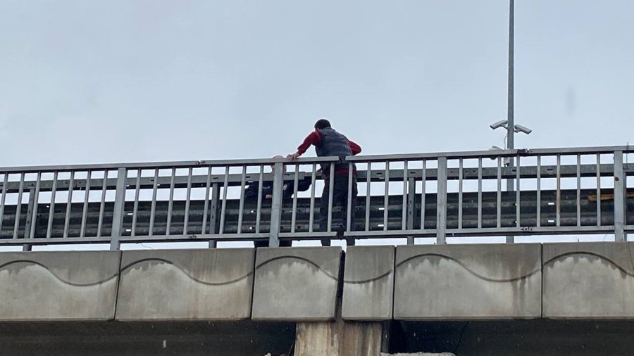 Köprülü Kavşak Üzerinde İntihar Girişimi: Polisler Yaklaştı O Uzaklaştı