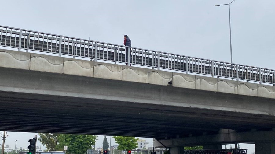 Köprülü Kavşak Üzerinde İntihar Girişimi: Polisler Yaklaştı O Uzaklaştı