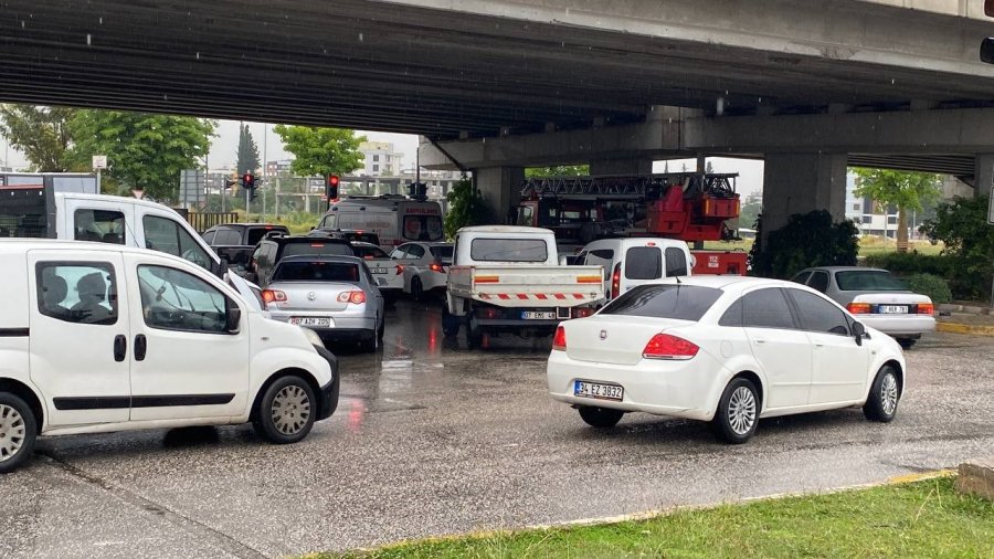 Köprülü Kavşak Üzerinde İntihar Girişimi: Polisler Yaklaştı O Uzaklaştı