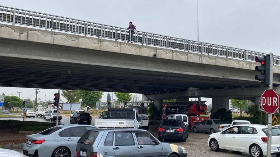 Köprülü Kavşak Üzerinde İntihar Girişimi: Polisler Yaklaştı O Uzaklaştı