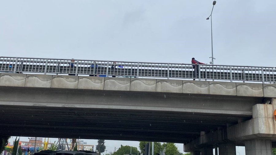 Köprülü Kavşak Üzerinde İntihar Girişimi: Polisler Yaklaştı O Uzaklaştı