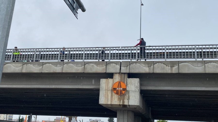 Köprülü Kavşak Üzerinde İntihar Girişimi: Polisler Yaklaştı O Uzaklaştı