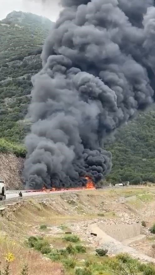 Boya Yüklü Tır Alev Alev Yandı