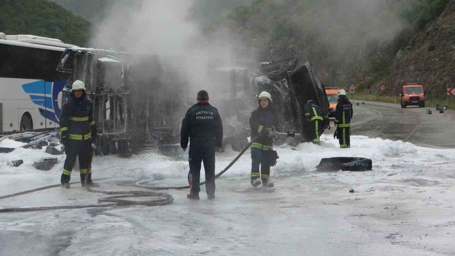 Freni Boşalan Kimyasal Yüklü Tır Alev Alev Yandı, Faciadan Dönüldü