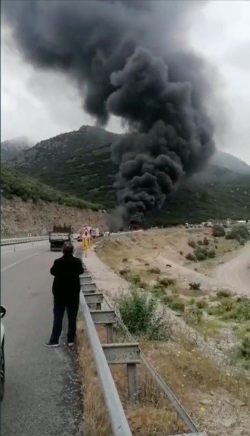 Freni Boşalan Kimyasal Yüklü Tır Alev Alev Yandı, Faciadan Dönüldü