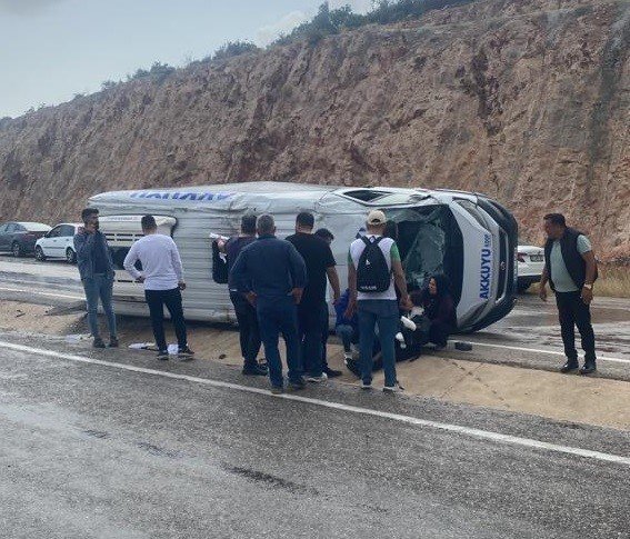 Mersin’de Minibüs Devrildi: 7 Yaralı