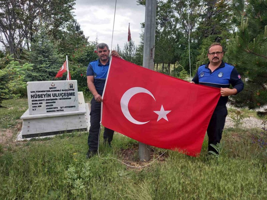 Günyüzü’nde Şehit Mezarlarının Türk Bayrakları Zabıtalara Emanet