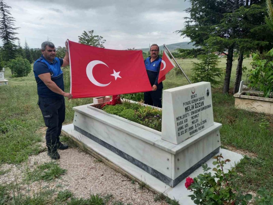 Günyüzü’nde Şehit Mezarlarının Türk Bayrakları Zabıtalara Emanet