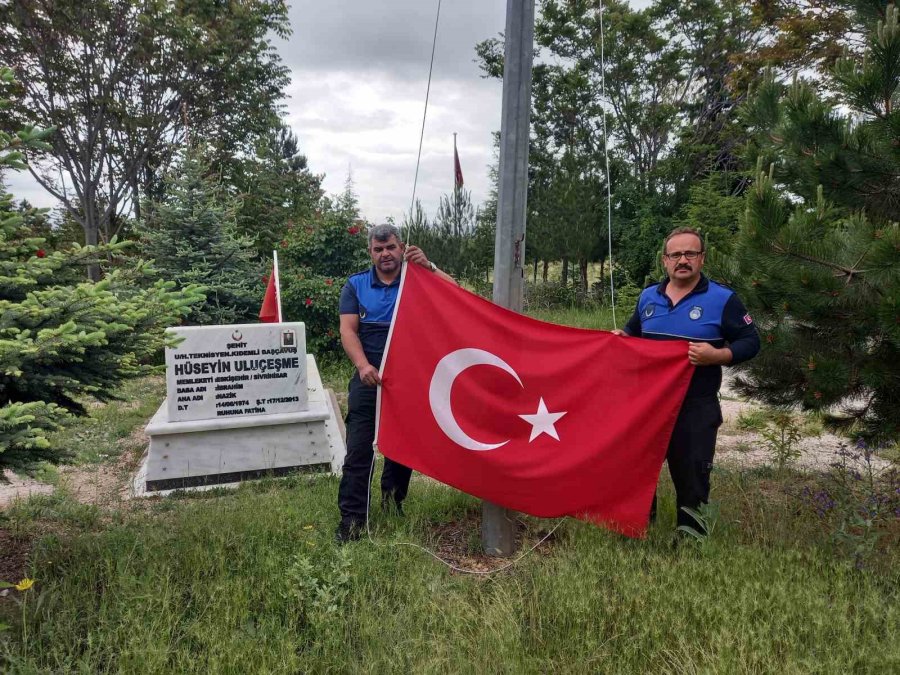 Günyüzü’nde Şehit Mezarlarının Türk Bayrakları Zabıtalara Emanet